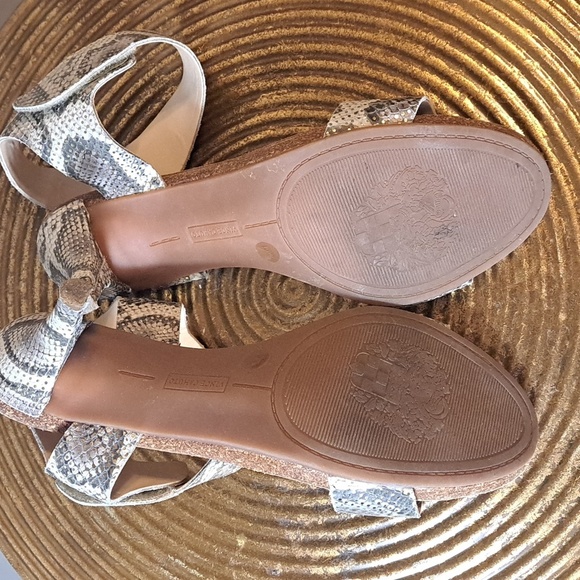 Vince Camuto Olinsa Natural Gold Metallic Snake Leather Cork Trimmed Sandal 8.5 - Picture 6 of 9